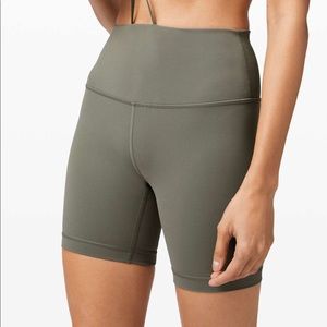 LULULEMON SIZE 6 WUNDER TRAIN SHORT